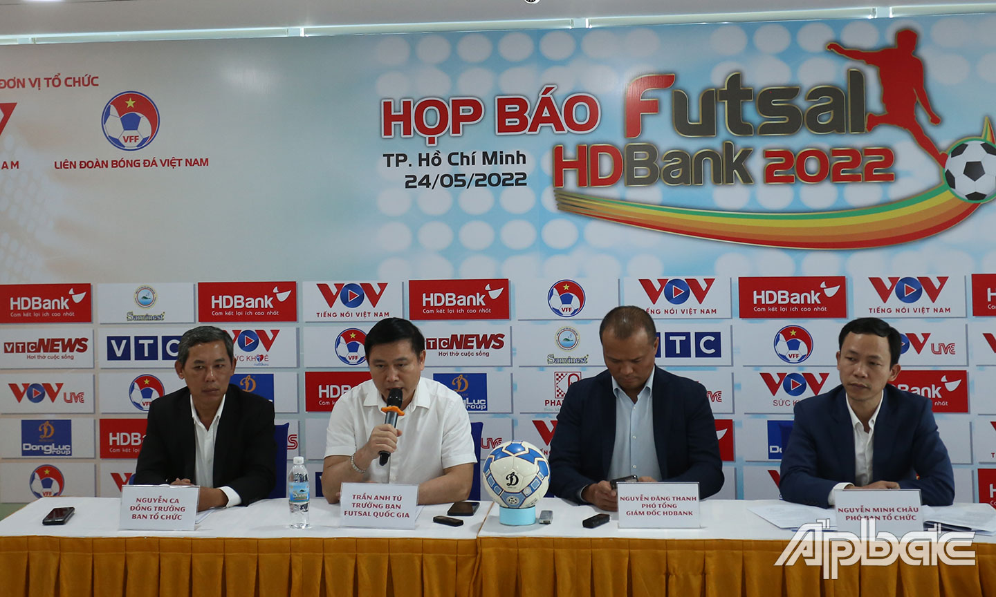 Trao đổi giữa Ban tổ chức và phóng viên thể thao.