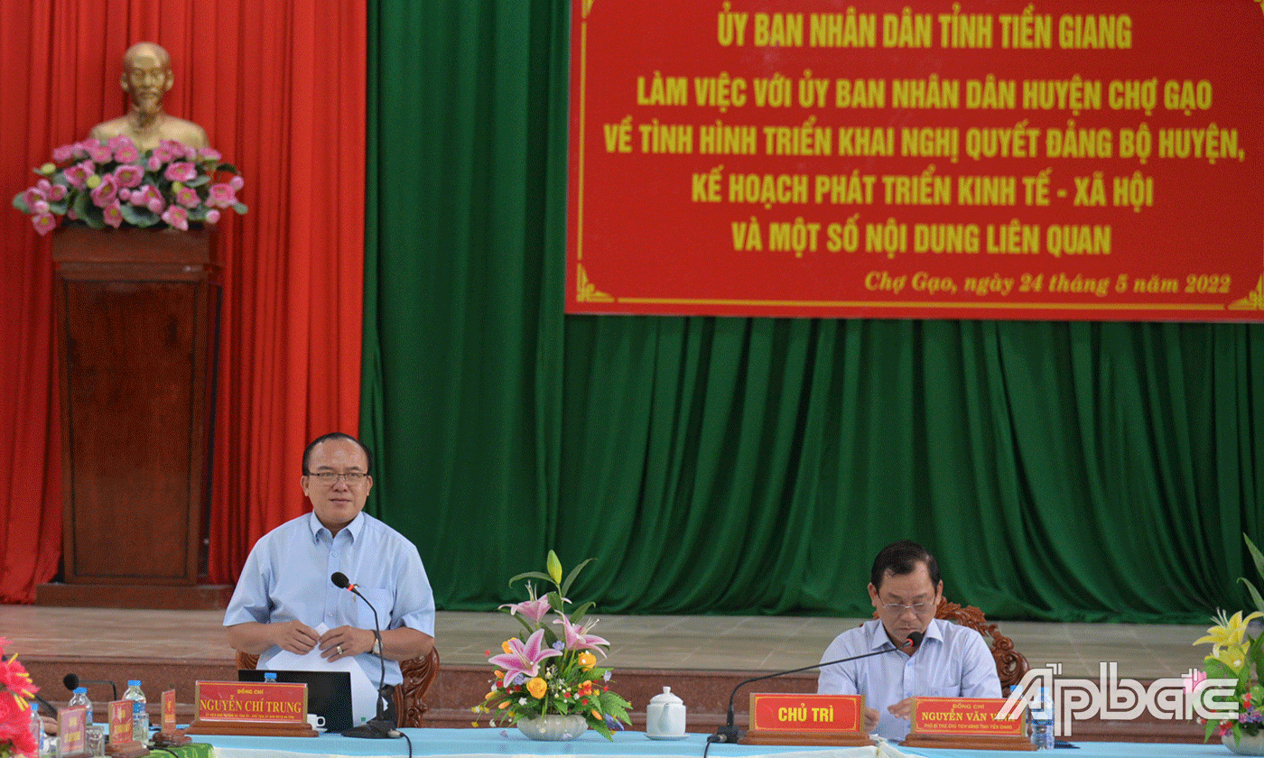 Đồng chí Nguyễn Chí Trung phát biểu tại buổi làm việc với UBND huyện Chợ Gạo.