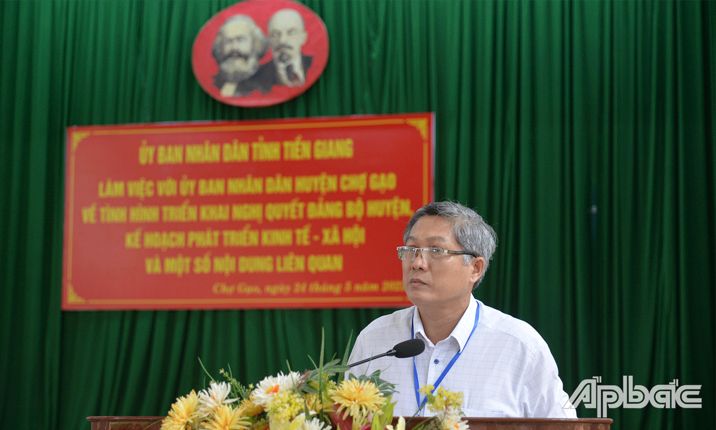 Lãnh đạo huyện Chợ Gạo báo cáo, đề xuất tại buổi làm việc.