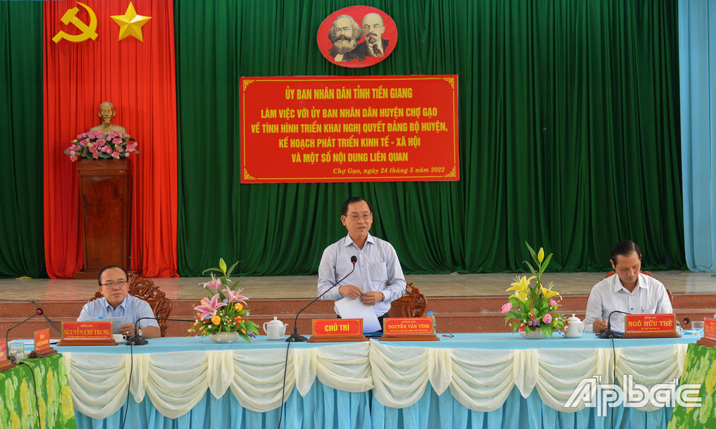 Chủ tịch UBND tỉnh Nguyễn Văn Vĩnh phát biểu tại buổi làm việc tại UBND huyện Chợ Gạo.