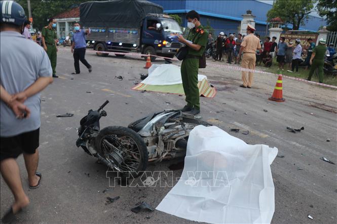Khoảng 16 giờ 30 phút ngày 20/5/2022, trên tuyến quốc lộ 19C, đoạn qua thôn Bình An, xã Phước Thành, huyện Tuy Phước (tỉnh Bình Định) đã xảy ra vụ tai nạn nghiêm trọng khi 2 xe máy đang chạy tốc độ cao đâm vào nhau làm 2 người tử vong tại chỗ, và 2 người nguy kịch được đưa đi cấp cứu. Ảnh: Kha Phạm/TTXVN