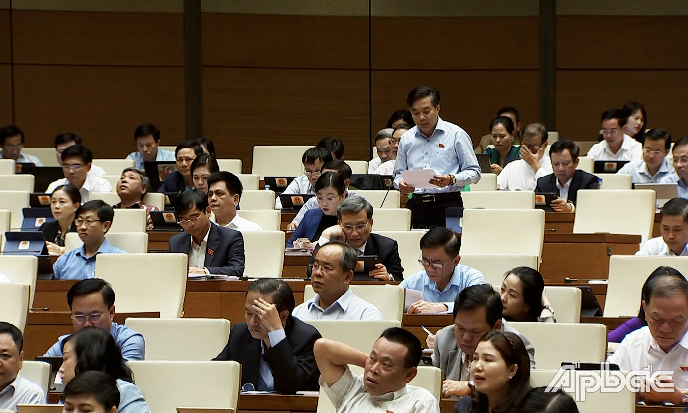 Quang cảnh thảo luận tại hội trường