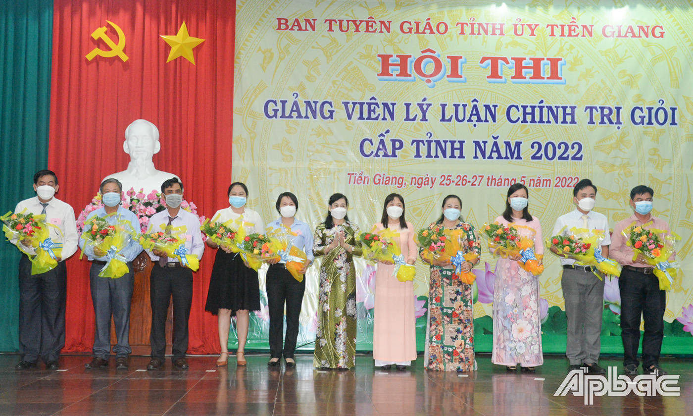 Đồng chí Châu Thị Mỹ Phương tặng hoa chúc mừng các thí sinh dự thi ở bảng A.