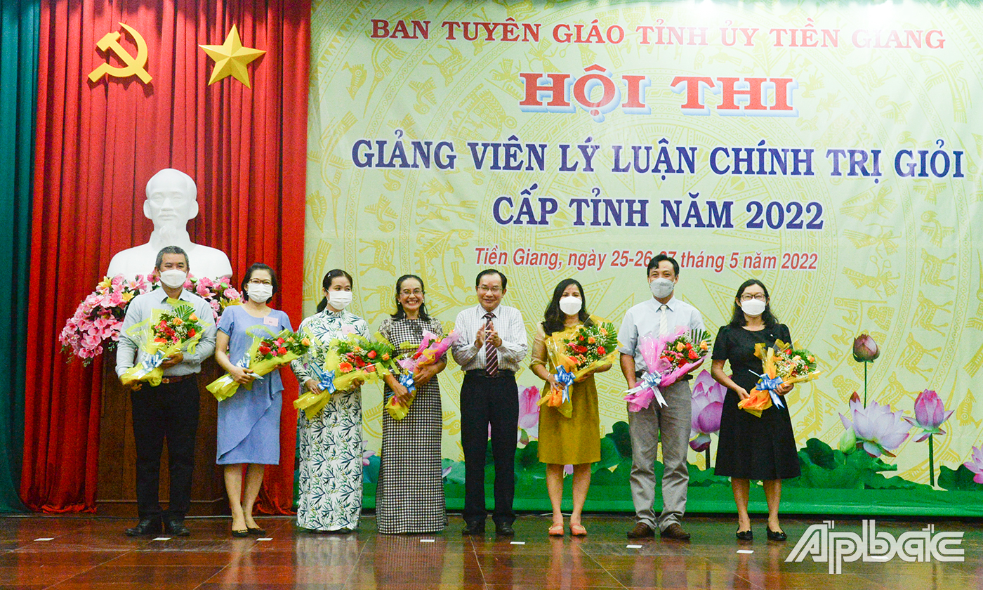 Đồng chí Lê Văn Tý, Phó Trưởng Ban Tuyên giáo Tỉnh ủy tặng hoa chúc mừng các thí sinh dự thi bảng B.