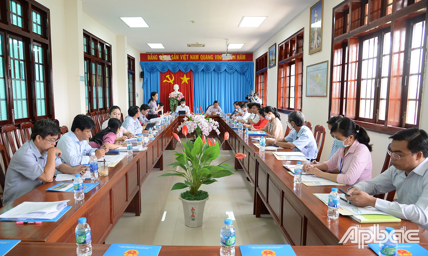 Quang cảnh buổi làm việc với UBND huyện Tân Phú Đông