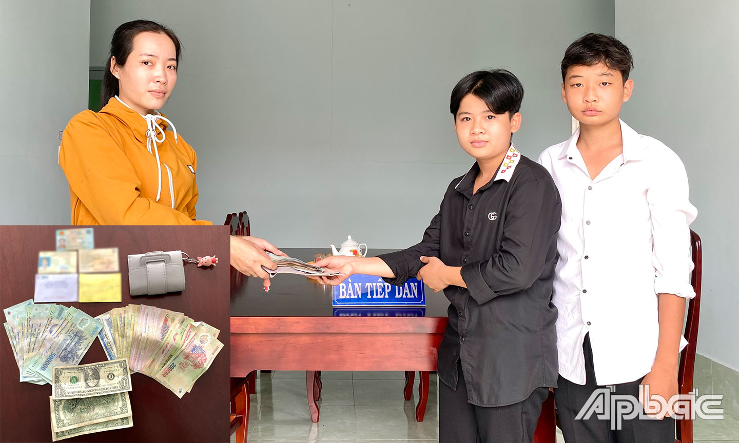 Hai em học sinh trao trả tiền lại cho Hoa.