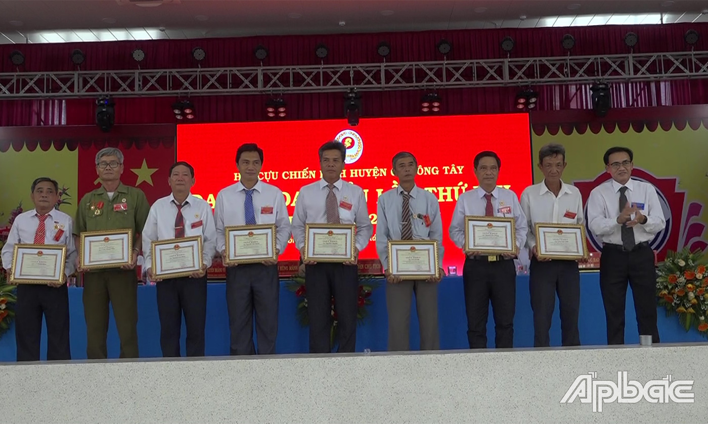 Khen thưởng các tập thể, cá nhân tại hội nghị