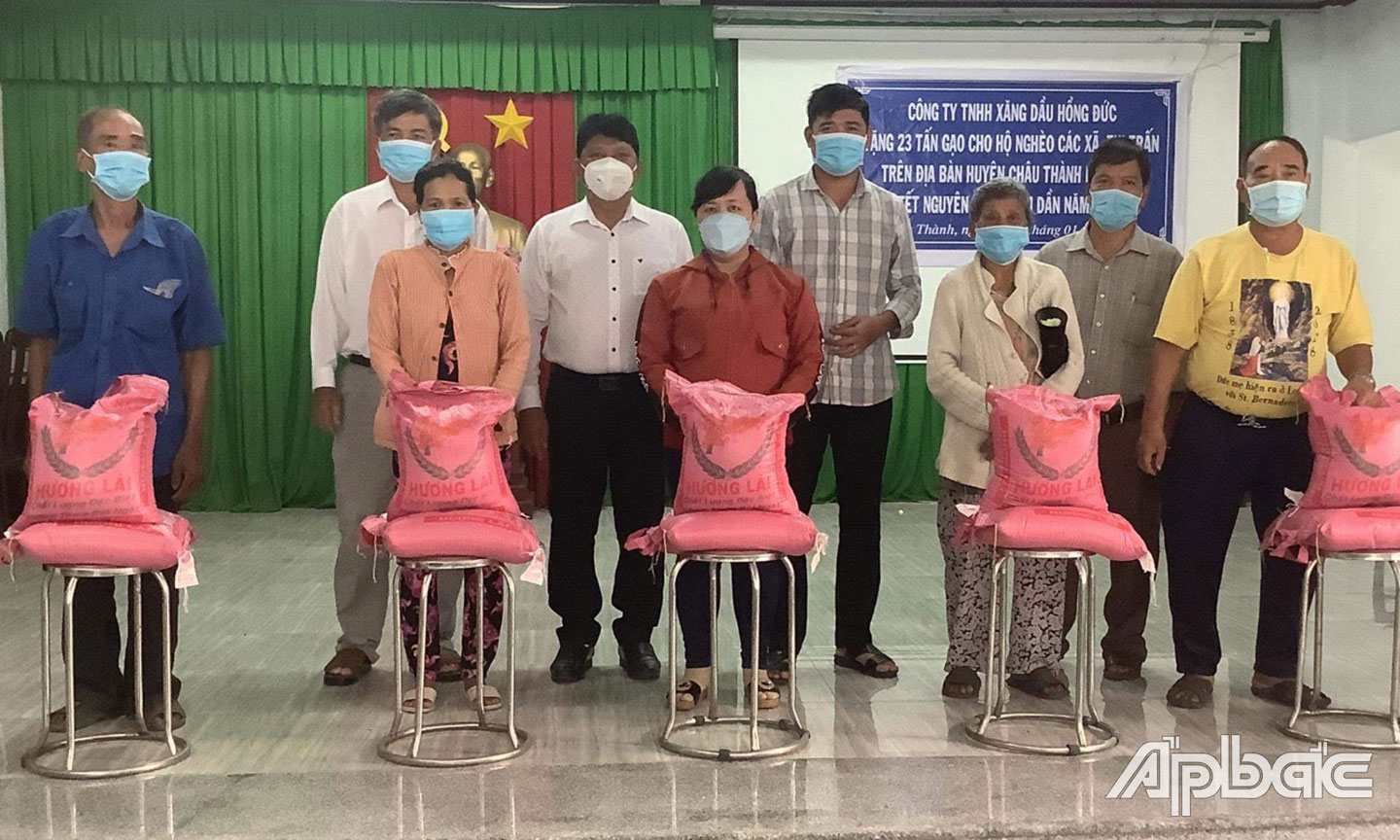 Lãnh-đạo-xã-cùng-MTTQ-các-đoàn-thể-thường-xuyên-vận-động-mạnh-thường-quân-tặng-quà-cho-hộ-nghèo,-hộ-khó-khăn-ở-xã