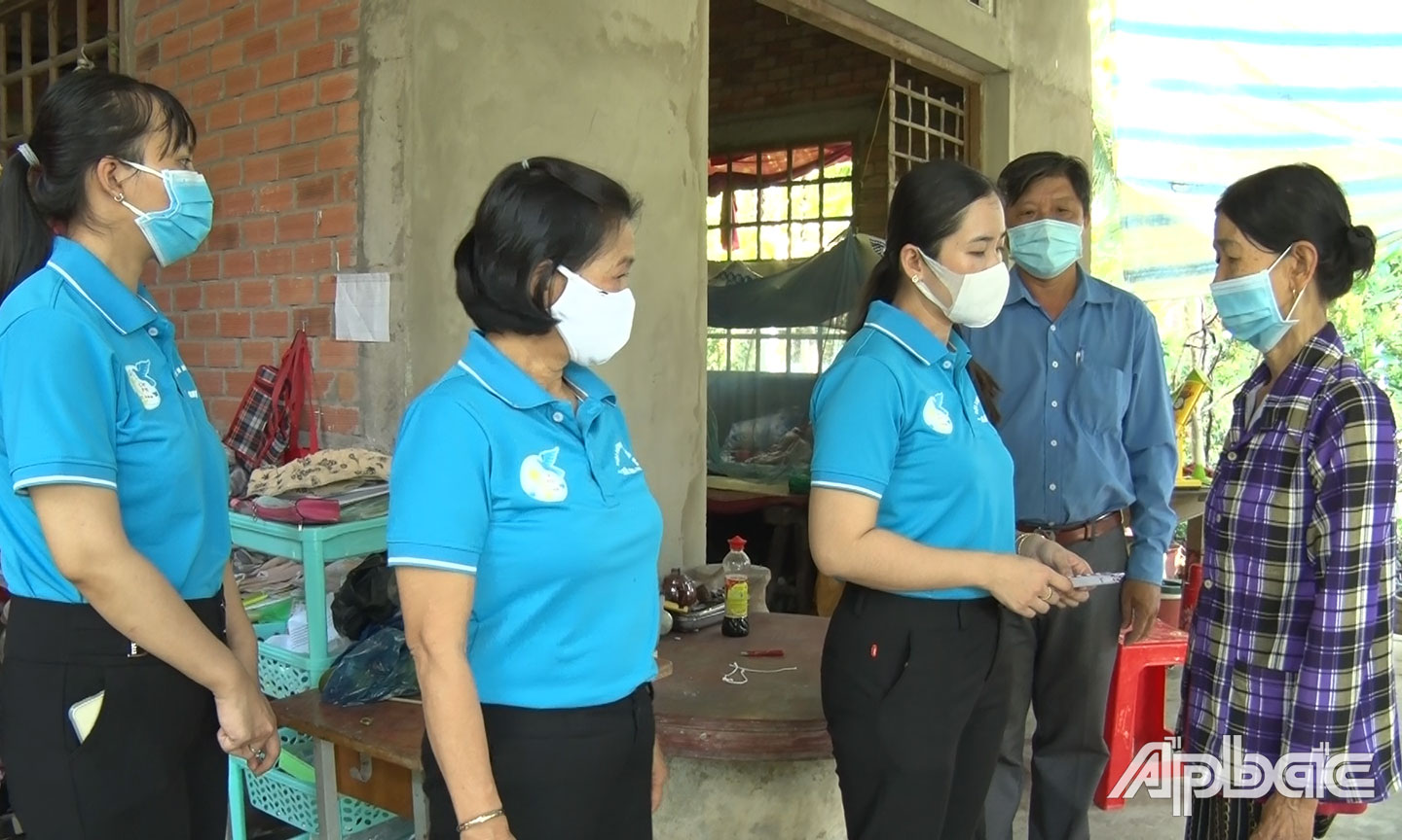 Chị Nguyễn Thị Thúy Hằng trao quà cho hộ có hoàn cảnh khó khăn tại ấp Quý Chánh, xã Nhị Quý.