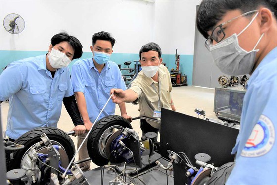 Sinh viên Trường CĐ Kinh tế Kỹ thuật TPHCM trong giờ học thực hành.