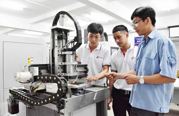 Sinh viên Trường Cao đẳng Kinh tế Kỹ thuật TPHCM trong giờ học thực hành.