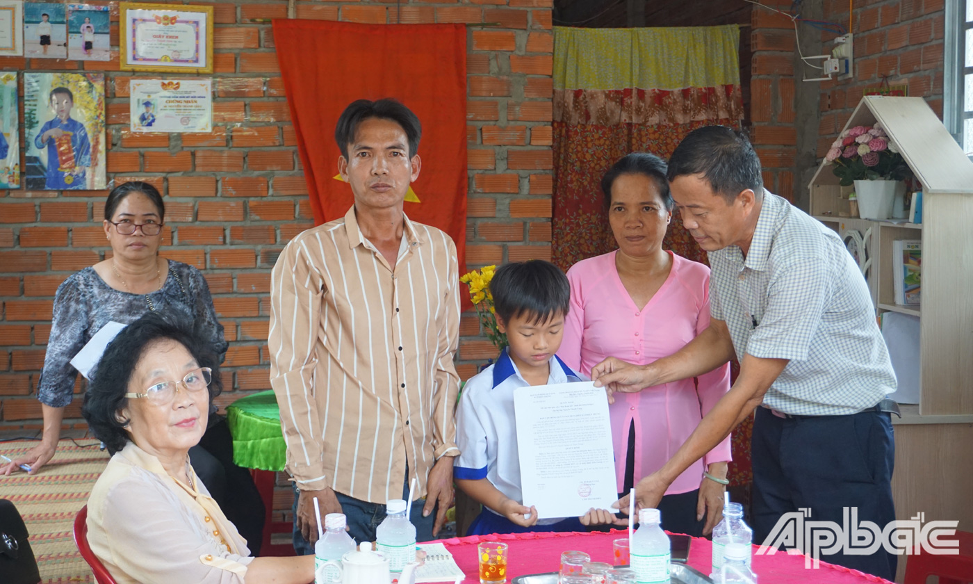 UBND xã Thiện Trung trao Quyết định bàn giao “Mái ấm khuyến học” cho gia đình em Nguyễn Thanh Giàu