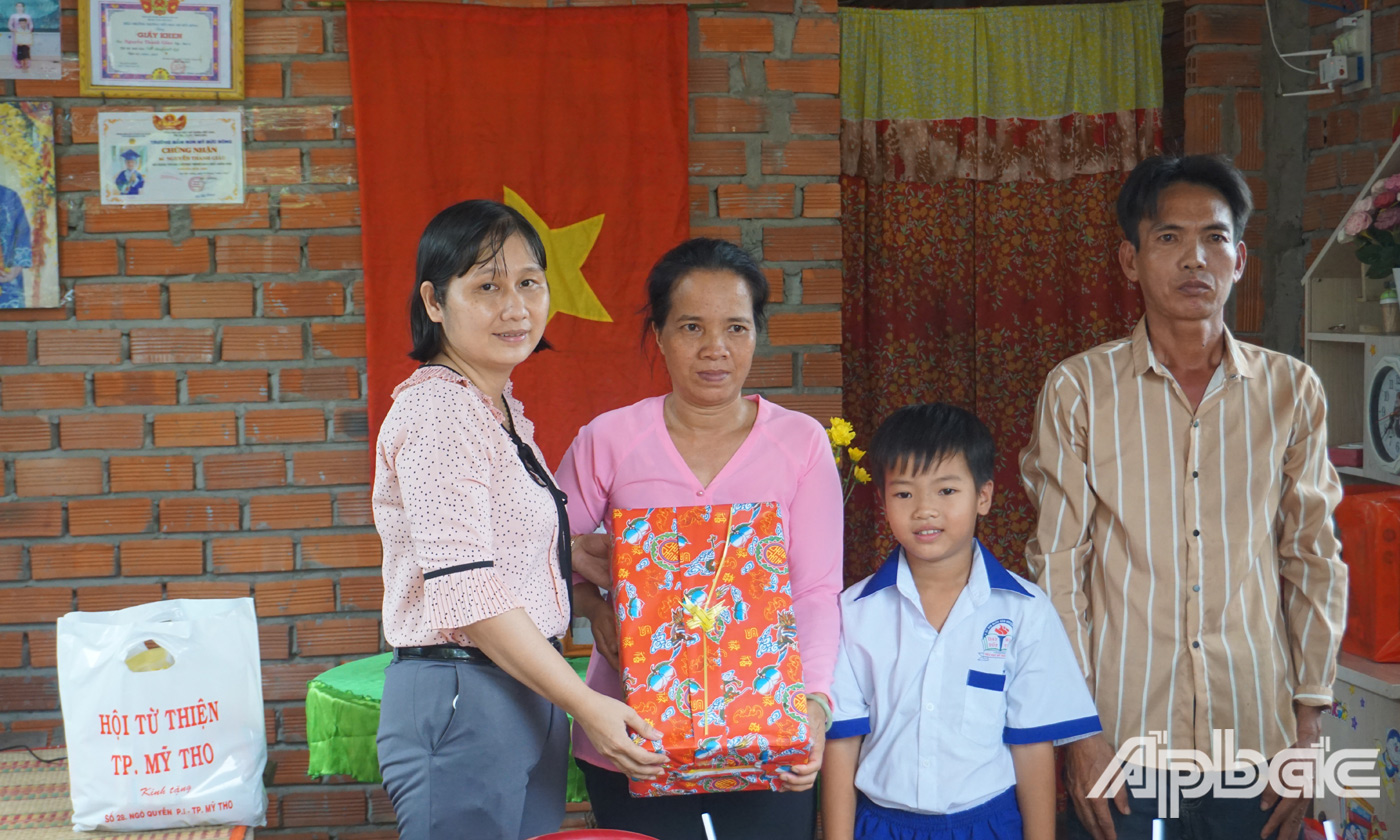 Hội Khuyến học tỉnh, Hội Từ thiện TP. Mỹ Tho, cùng các đơn vị đã trao tặng quà cho em Nguyễn Thanh Giàu