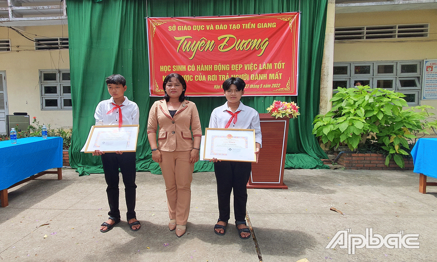Phó Giám đốc Sở GD-ĐT Huỳnh Thị Phượng trao Giấy khen cho hai em KHánh Duy và Minh Đan. 
