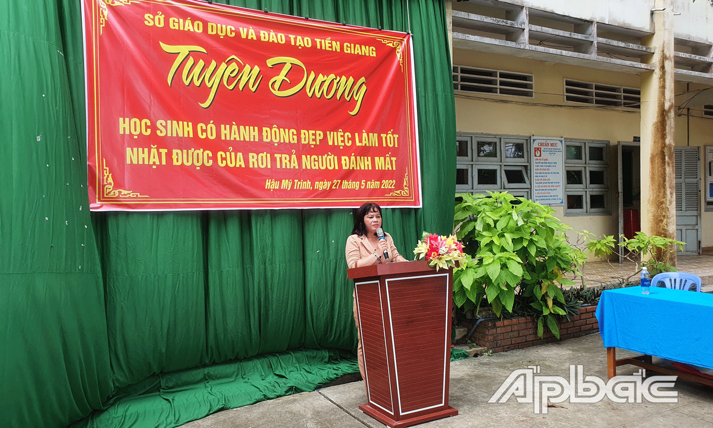 Phó Giám đốc Sở GD-ĐT Huỳnh Thị Phượng khen ngợi hành động đẹp của Khánh Duy và Minh Đan. 