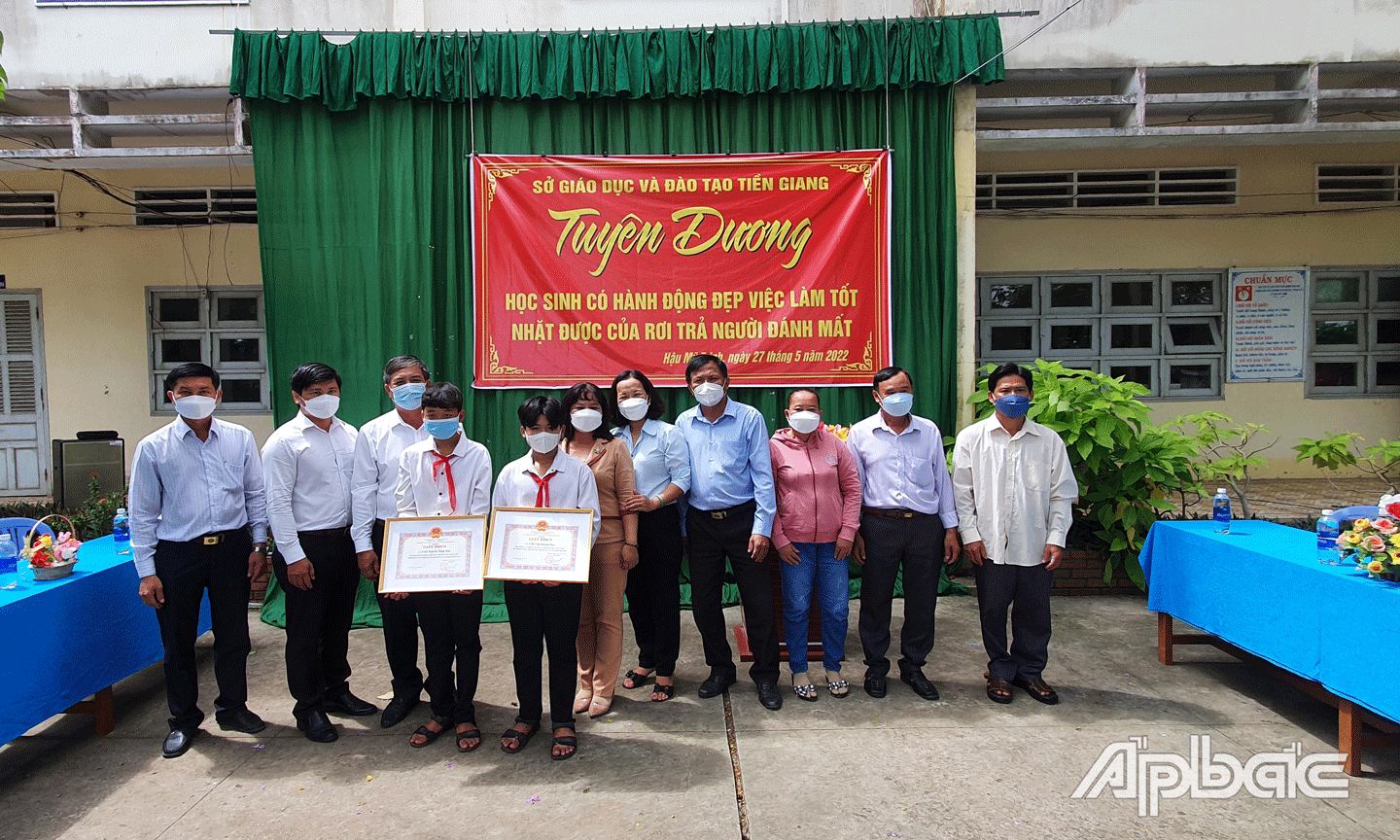 Đại biểu chụp ảnh lưu niệm cùng hai em. 