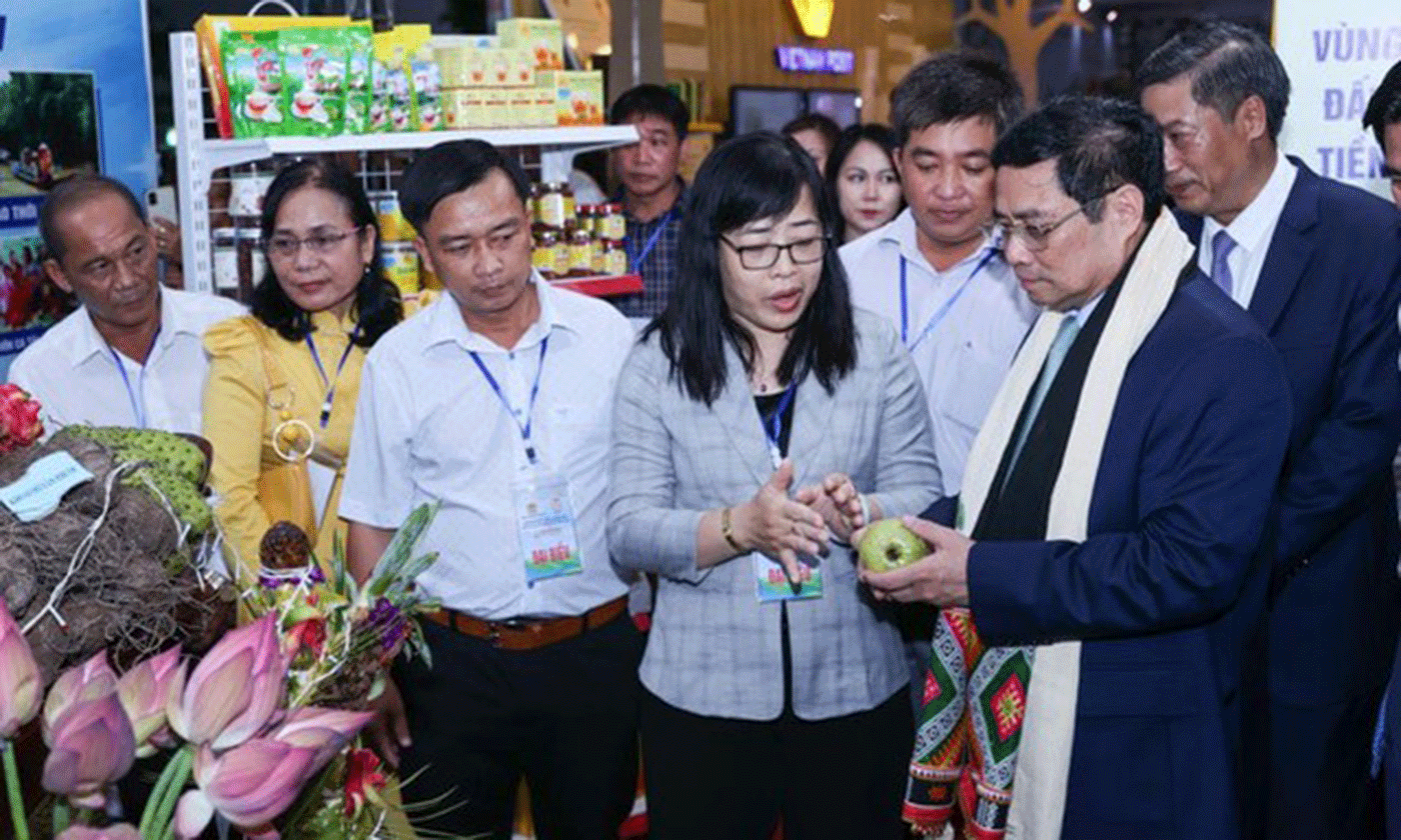 Thủ tướng Chính phủ Phạm Minh Chính tham quan gian hàng trưng bày nông sản của tỉnh Tiền Giang tại Festival trái cây và sản phẩm OCOP năm 2022 được tổ chức tại Sơn La 