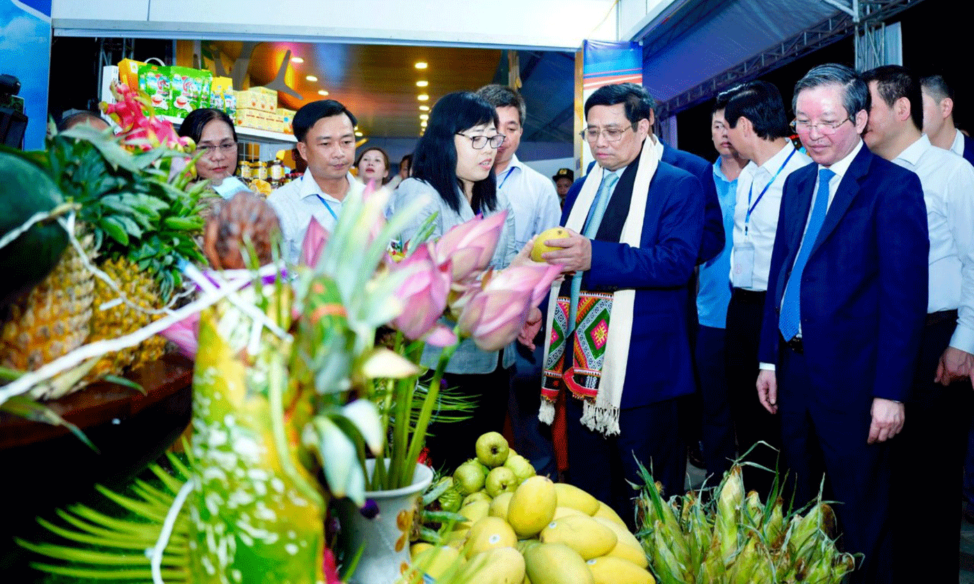 Thủ tướng Chính phủ Phạm Minh Chính tham quan gian hàng trưng bày nông sản của tỉnh Tiền Giang tại Festival trái cây và sản phẩm OCOP năm 2022 được tổ chức tại Sơn La (ảnh: do Hội Nông dân tỉnh cung cấp)