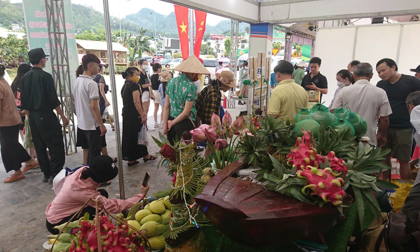 Du khách tham quan, mua sắm tại giang hàng của tỉnh Tiền Giang