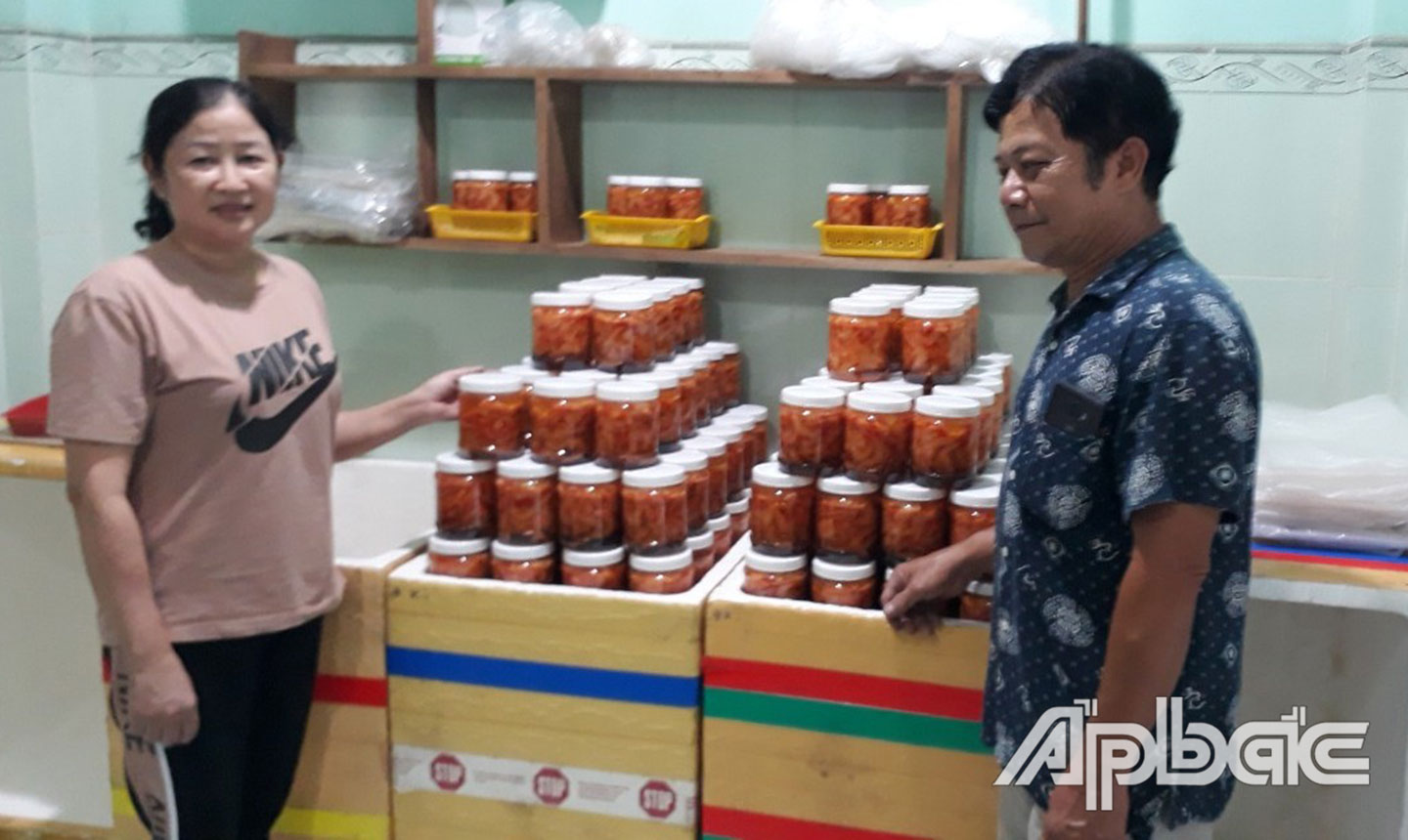 Ông Cao Lâm Hải  và vợ bên những hũ mắm tôm chua truyền thống Hải - Văn.