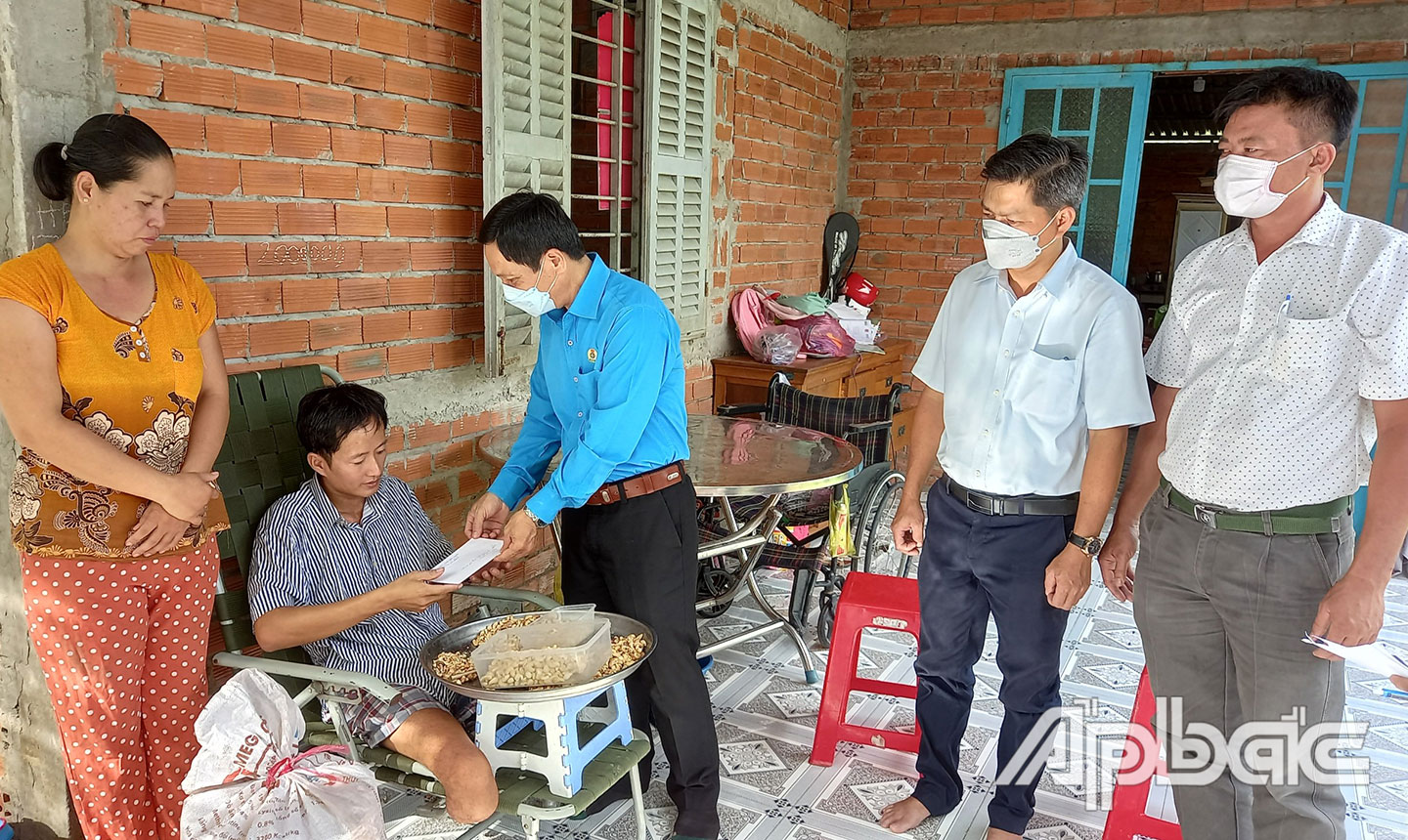 Đồng chí Lê Minh Hùng, Chủ tịch LĐLĐ tỉnh Tiền Giang thăm, tặng quà công nhân bị TNLĐ.