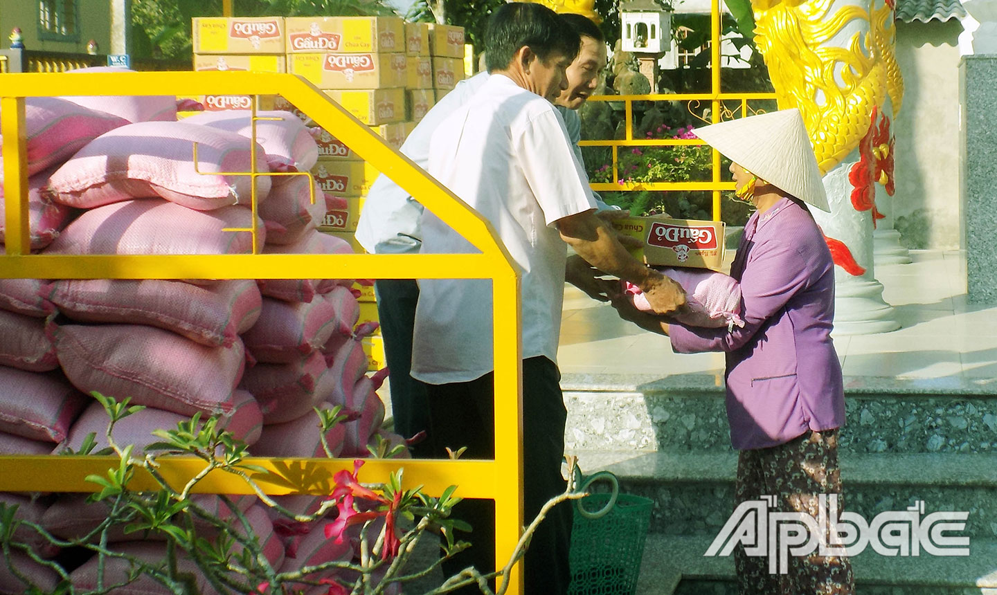 Hội CTĐ xã Nhị Quý phối hợp với chùa Bửu Long tặng quà cho các hoàn cảnh  khó khăn.