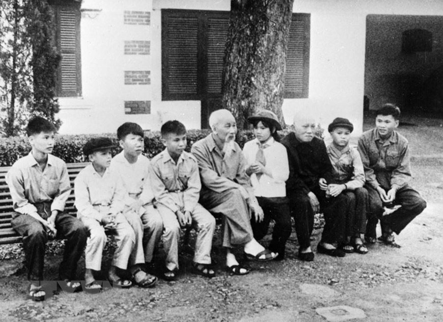 Bác Hồ với các cháu thiếu nhi là dũng sỹ diệt Mỹ ở miền Nam ra thăm miền Bắc, tháng 2-1969. (Nguồn: TTXVN)