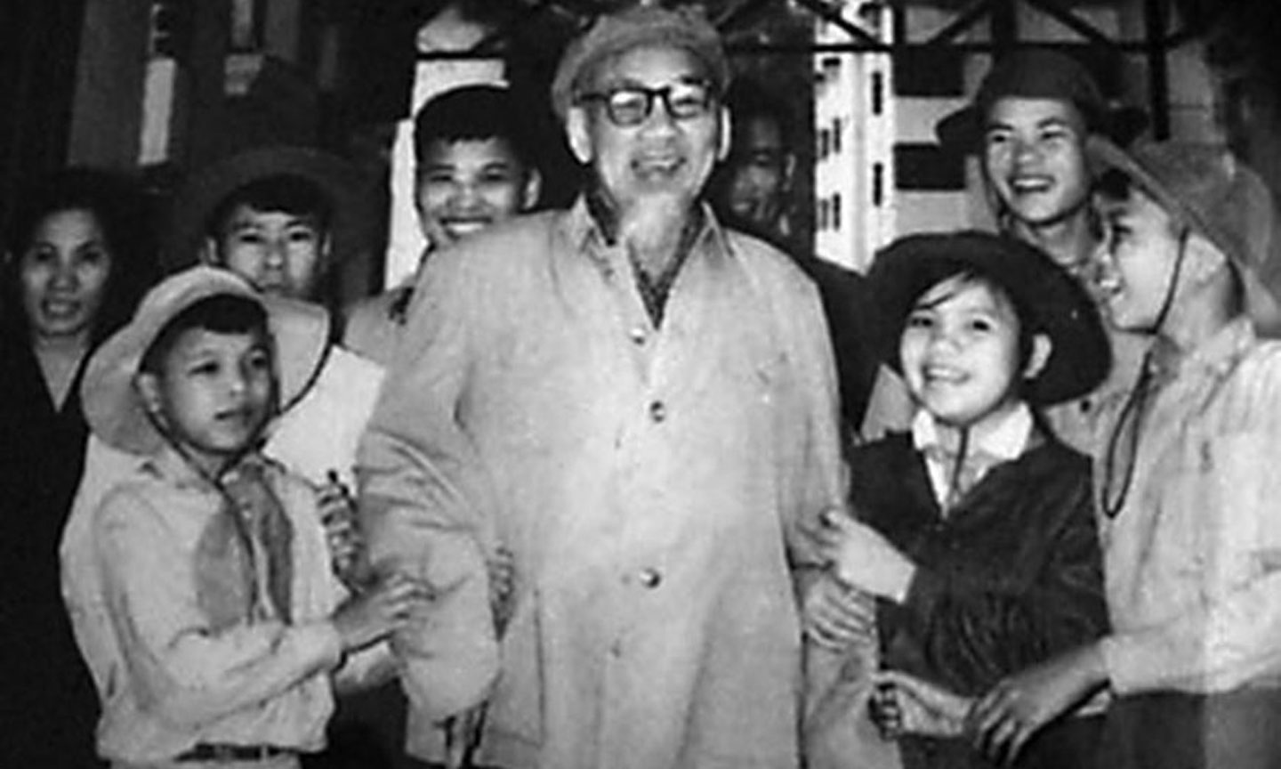 Bác Hồ với thiếu nhi trong đoàn dũng sĩ miền Nam ra thăm miền Bắc, ngày 13-2-1969. (Ảnh: Tư liệu/TTXVN)