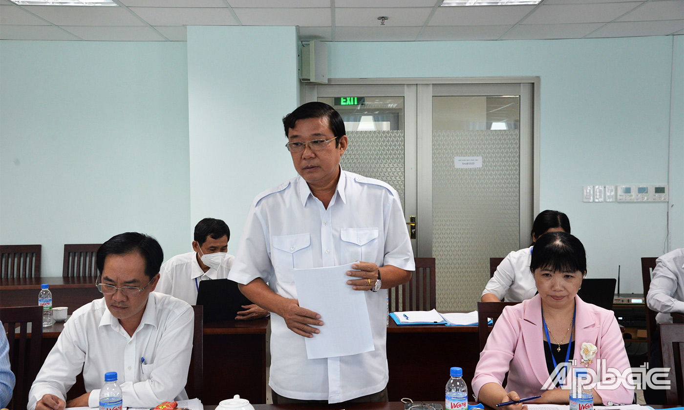 Giám đốc Sở Nội vụ tỉnh Võ Tấn Hiền phát biểu ý kiến tại buổi làm việc