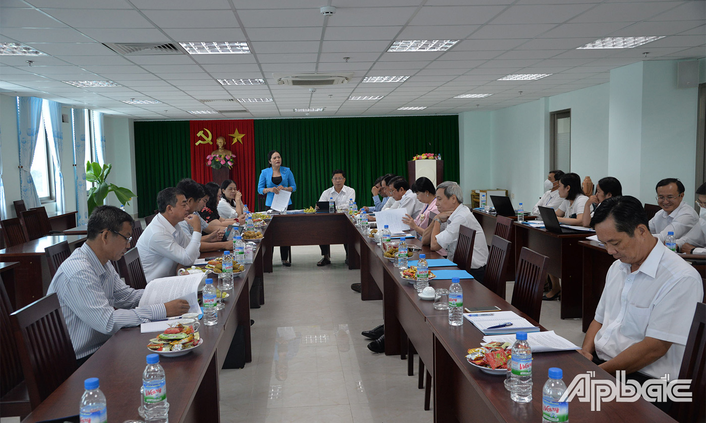 Đồng chí Nguyễn Thị Kim Nhung phát biểu tại buổi làm việc với UBND huyện Chợ Gạo