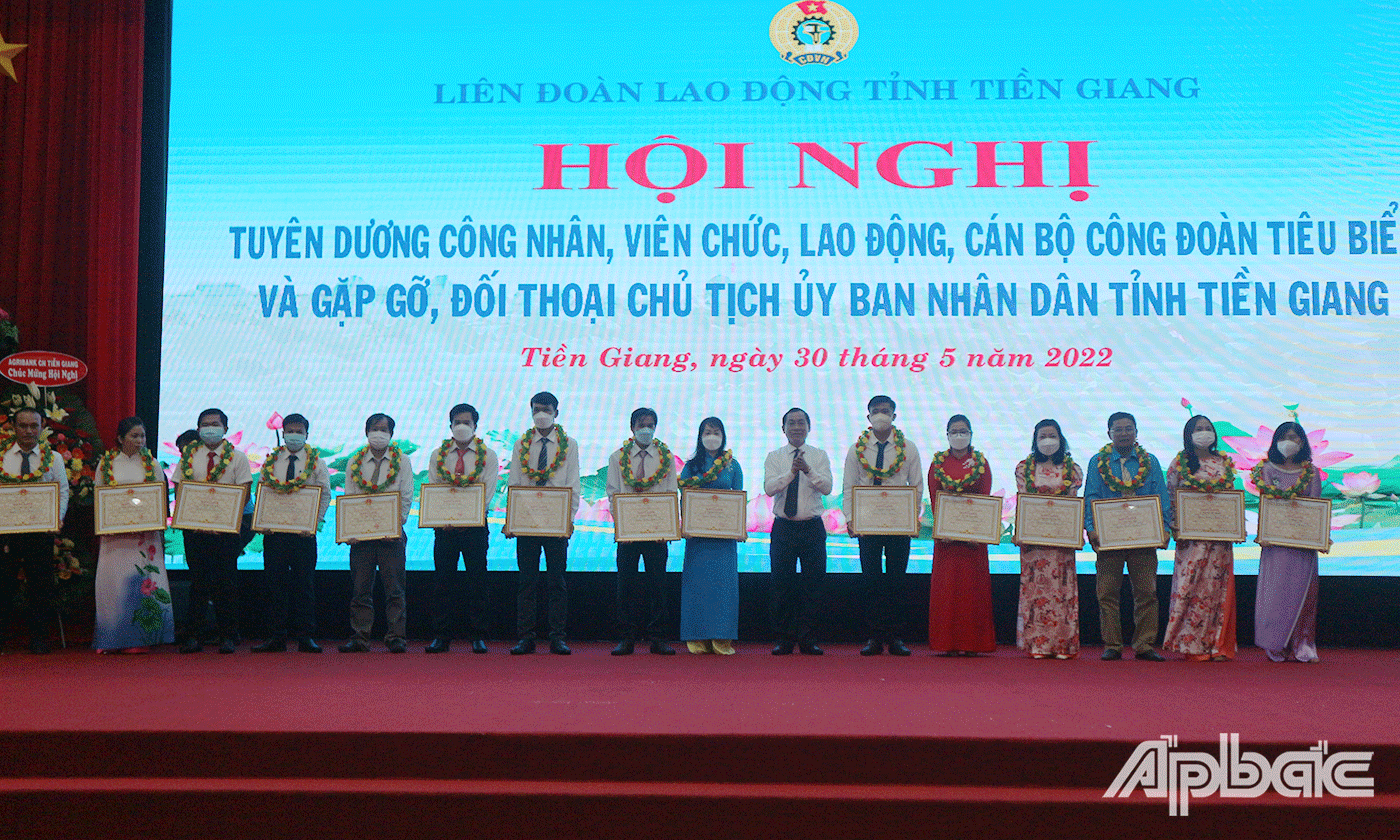 Chủ tịch UBND tỉnh đã tặng Bằng khen cho 15 công nhân lao động, cán bộ CĐ tiêu biểu khu vực ngoài Nhà nước đã có thành tích trong phong trào thi đua lao động giỏi, lao động sáng tạo giai đoạn 2019 – 2021. 
