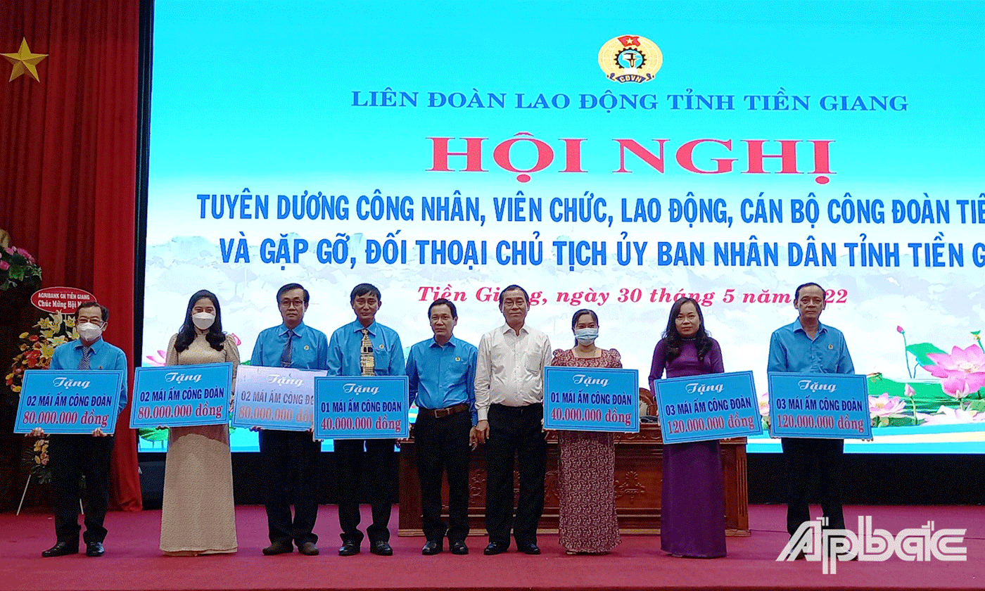 Trao tặng 16 Mái ấm CĐ cho đoàn viên có hoàn cảnh khó khăn, mỗi căn trị giá 40 triệu đồng.