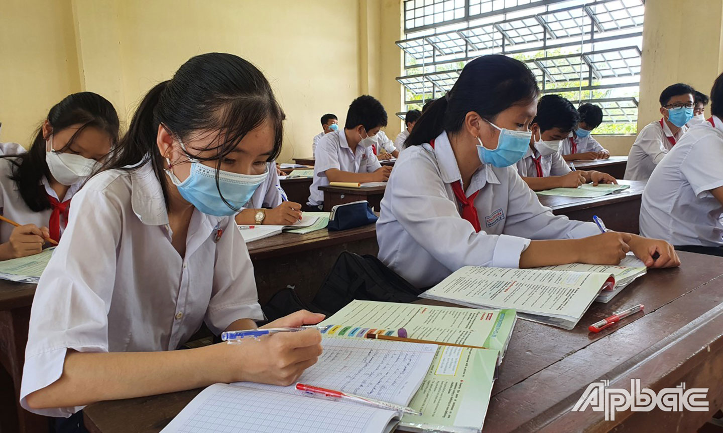 Học sinh lớp 9, Trường THCS Long Bình Điền đang ôn thi tuyển sinh lớp 10. 