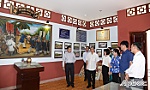 Đoàn công tác Ban Tuyên giáo Trung ương thắp hương tại Đền thờ Anh hùng dân tộc Trương Định