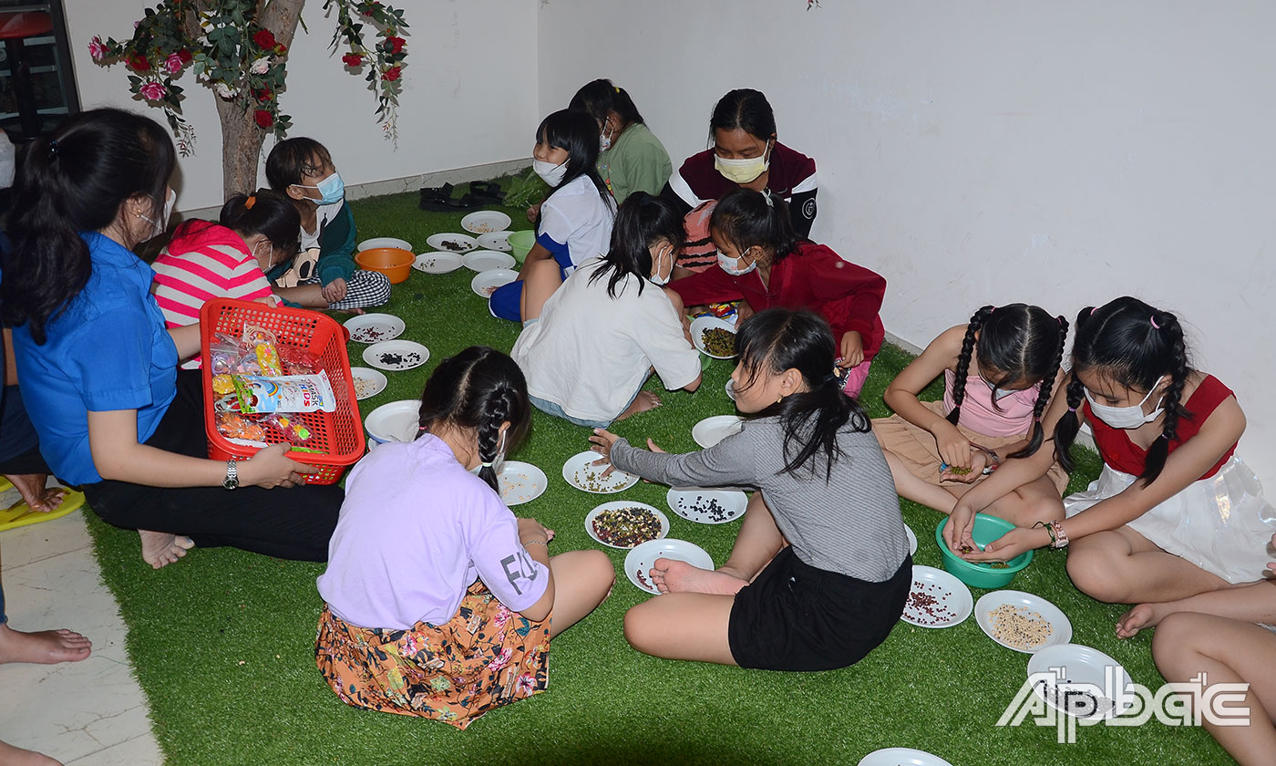 Các em thiếu nhi tham gia các trò chơi.