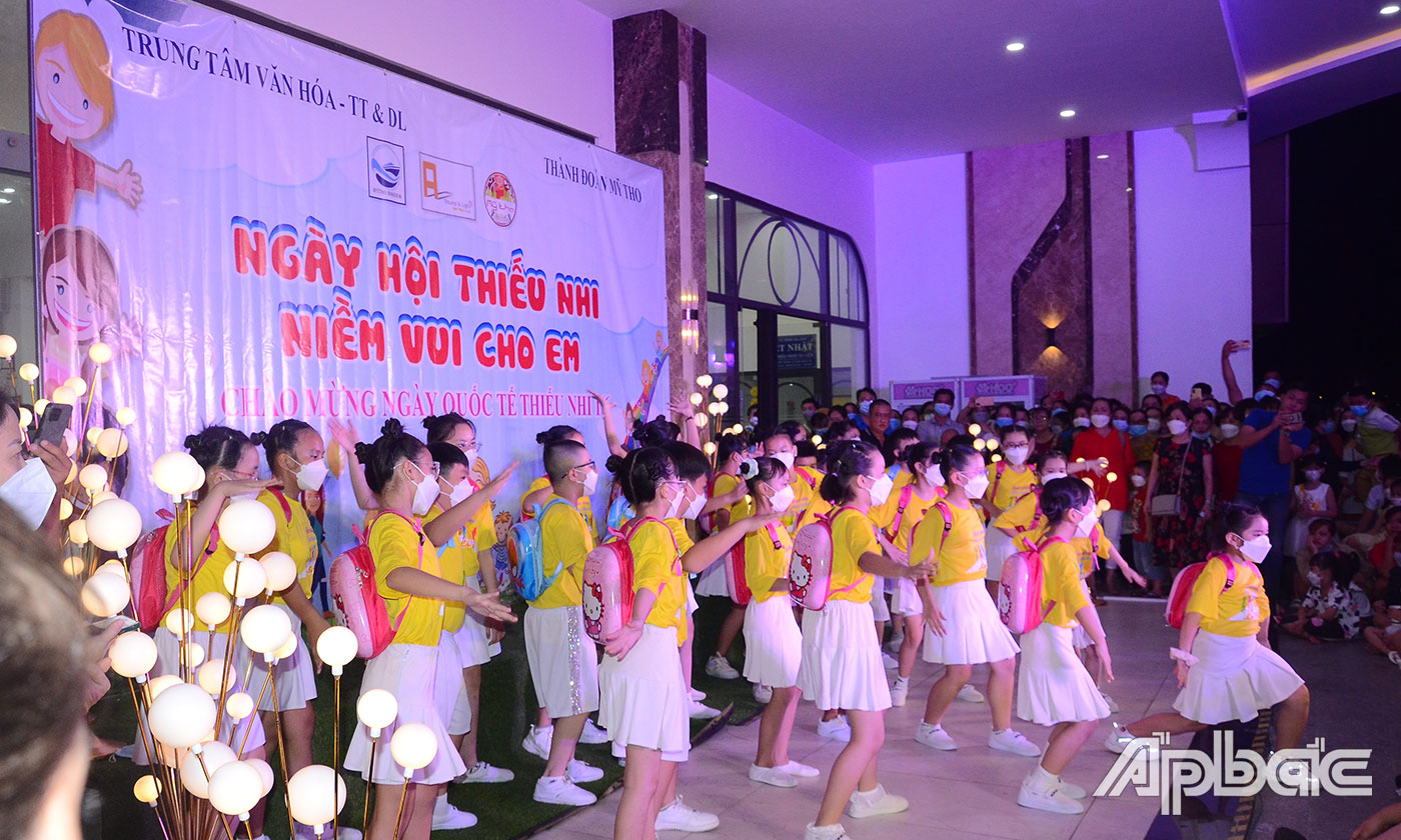 Các em thiếu nhi biểu diễn văn nghệ.