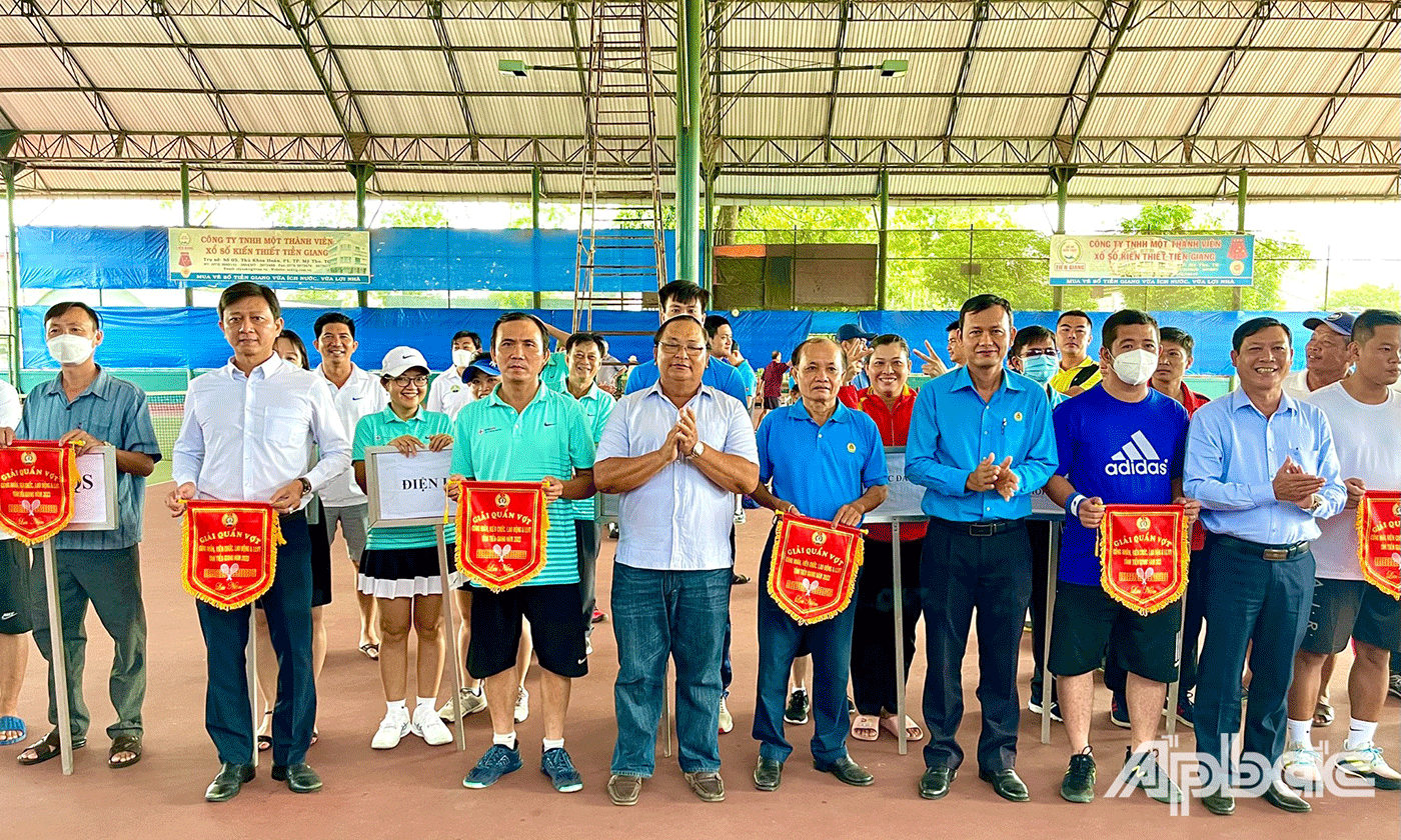 Ban Tổ chức trao Cờ lưu niệm cho các đội tham gia Giải Quần vợt công nhân, viên chức, lao động và lực lượng vũ trang tỉnh Tiền Giang năm 2022.