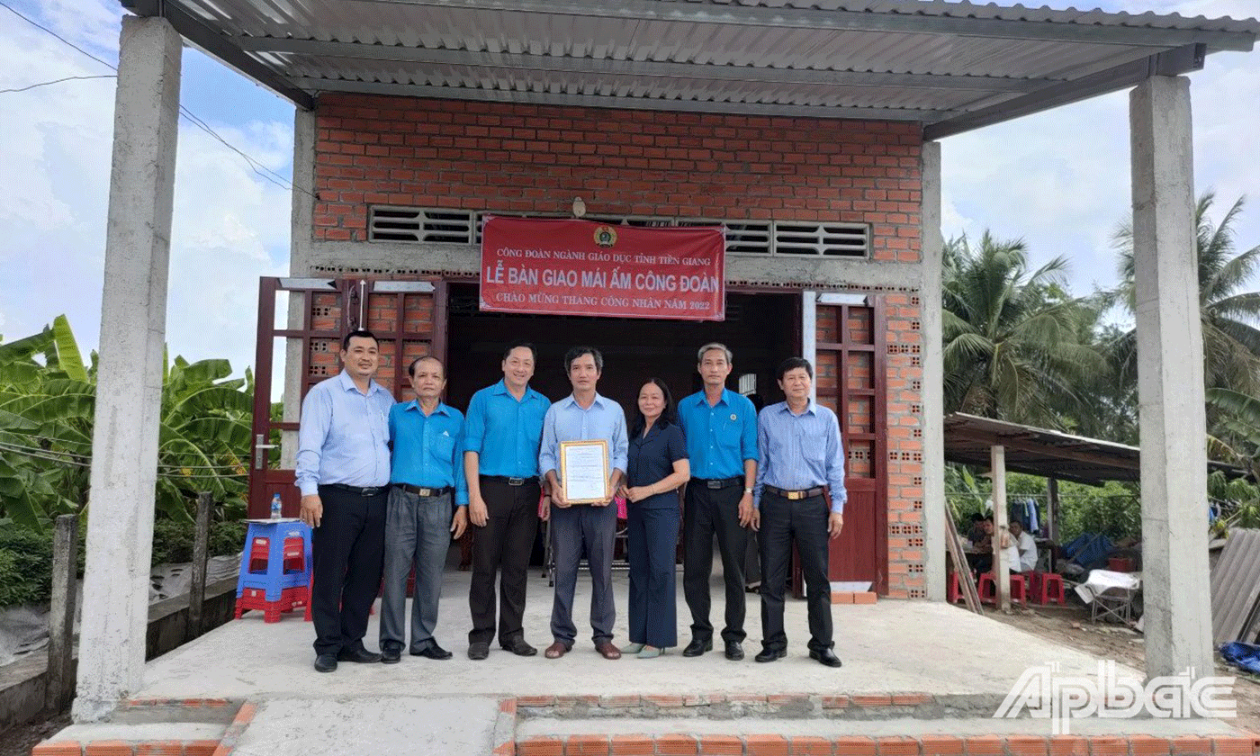 Bàn giao nhà Mái ấm cho thầy Võ Trần Bình