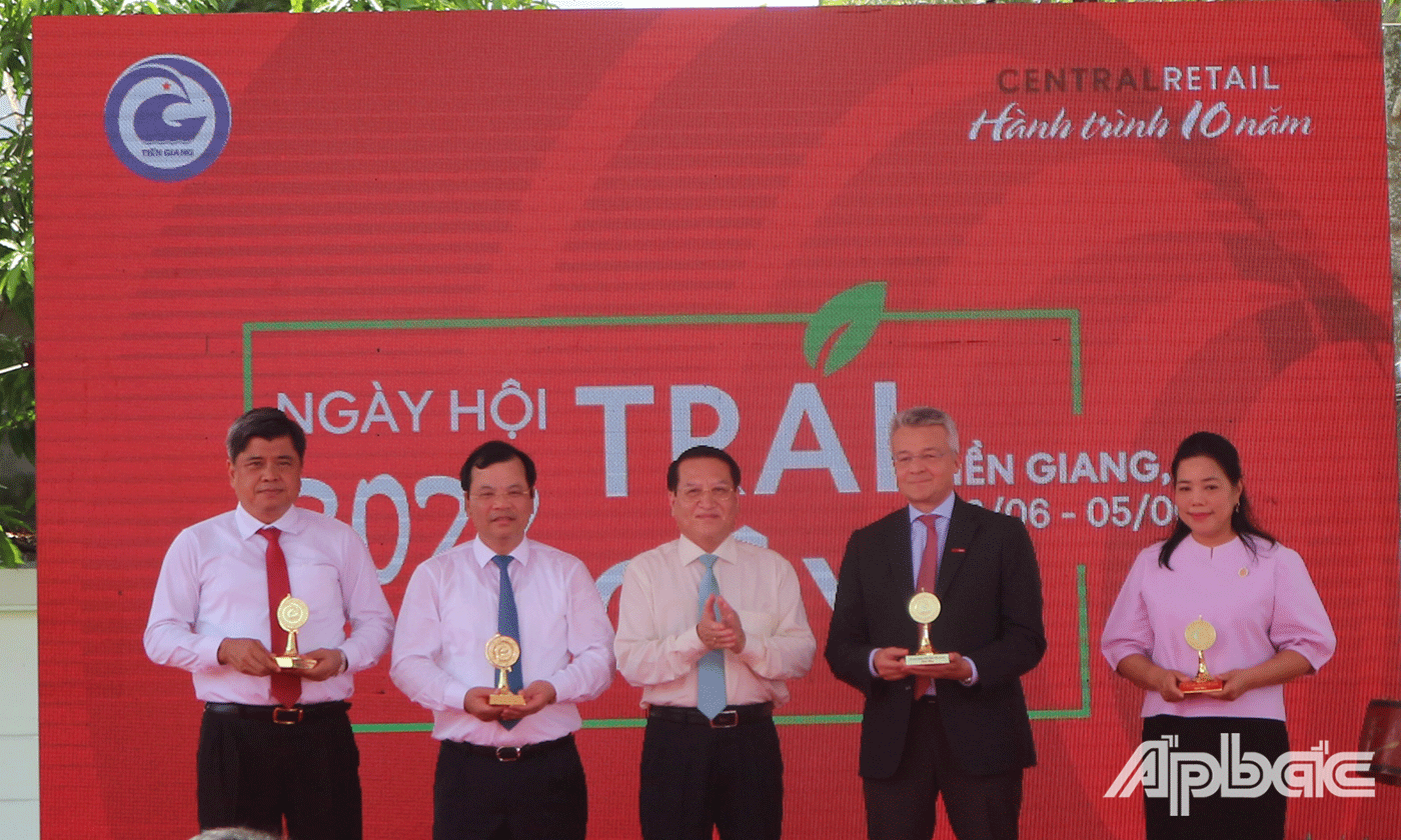 Phó Chủ tịch UBND tỉnh Tiền Giang Phạm Văn Trọng trao biểu trưng và huy hiệu đến các đại biểu