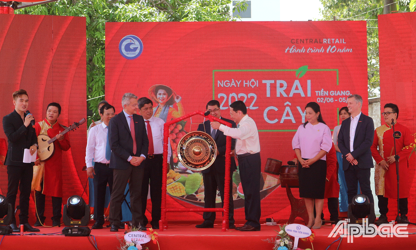Phó Chủ tịch UBND tỉnh Tiền Giang Phạm Văn Trọng đánh chiên khai mạc sự kiện
