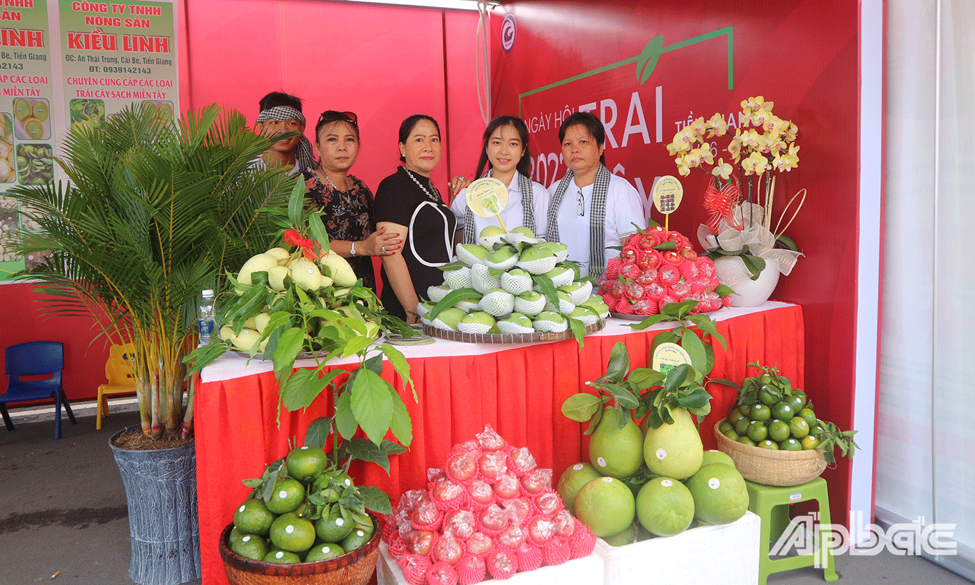 Các loại trái cây của Công ty TNHH Nông sản Kiều Linh (huyện Cái Bè) tham gia trưng bày, giới thiệu tại sự kiện Ngày hội trái cây đặc sản của tỉnh