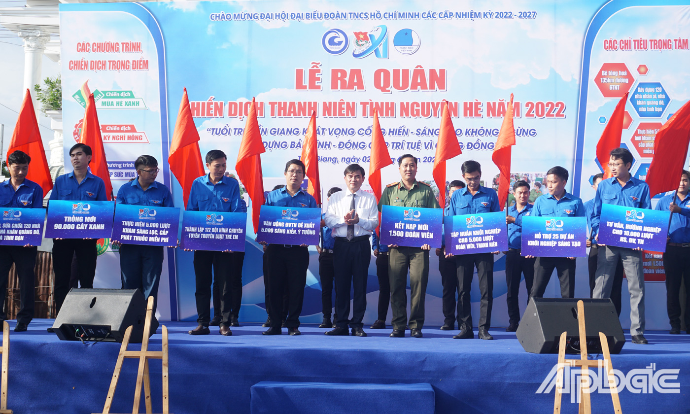 Ban Chỉ đạo Chiến dịch tỉnh trao Bảng tượng trưng các công trình cấp tỉnh cho các đơn vị 