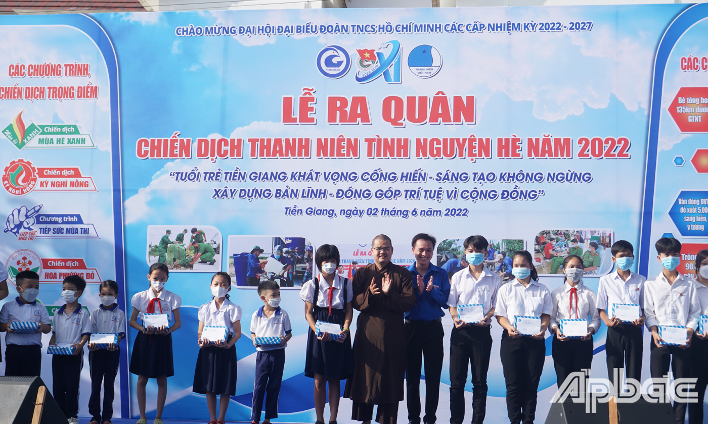 Ban Chỉ đạo Chiến dịch cấp tỉnh tặng 20 phần quà cho các học sinh có hoàn cảnh khó khăn. 
