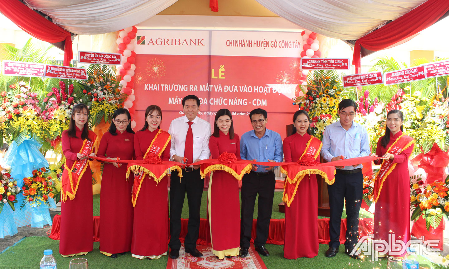 Đại diện Lãnh đạo huyện Gò Công Tây và Đại diện Lãnh đạo Agribank Tiền Giang, Agribank Gò Công Tây cùng thực hiện nghi thức cắt băng khai trương.