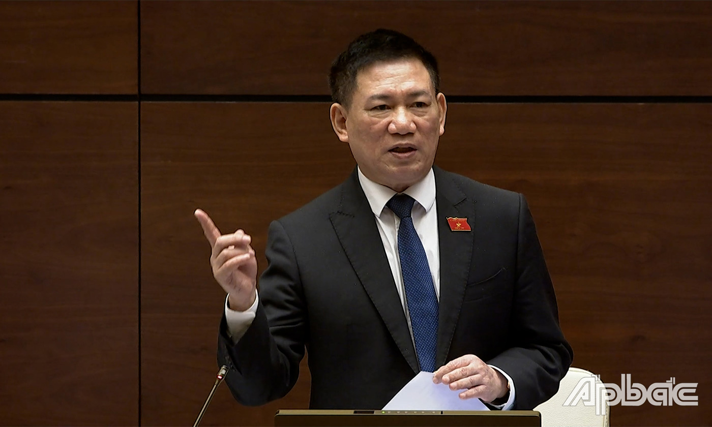 Bộ trưởng Bộ Tài chính Hồ Đức Phớc phát biểu giải trình một số nội dung đại biểu Quốc hội nêu