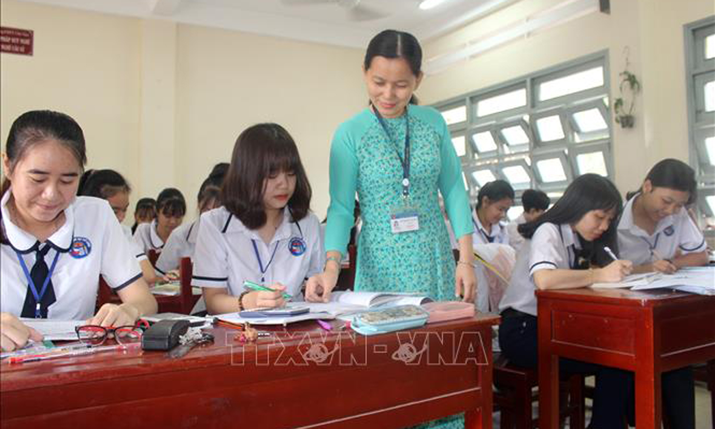 Giáo viên Trường Trung học phổ thông Chợ Gạo (huyện Chợ Gạo) hướng dẫn học sinh ôn thi tốt nghiệp Trung học phổ thông. Ảnh minh họa: Hữu Chí/TTXVN
