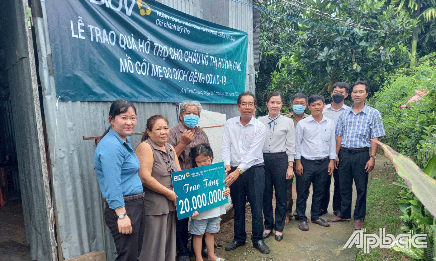 Trao 20 triệu đồng cho gia đình em Huỳnh Giao.