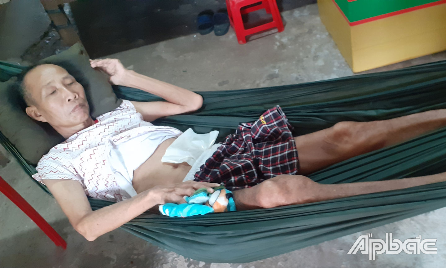 Ông Đực đang bị những cơn đau  hành hạ. 