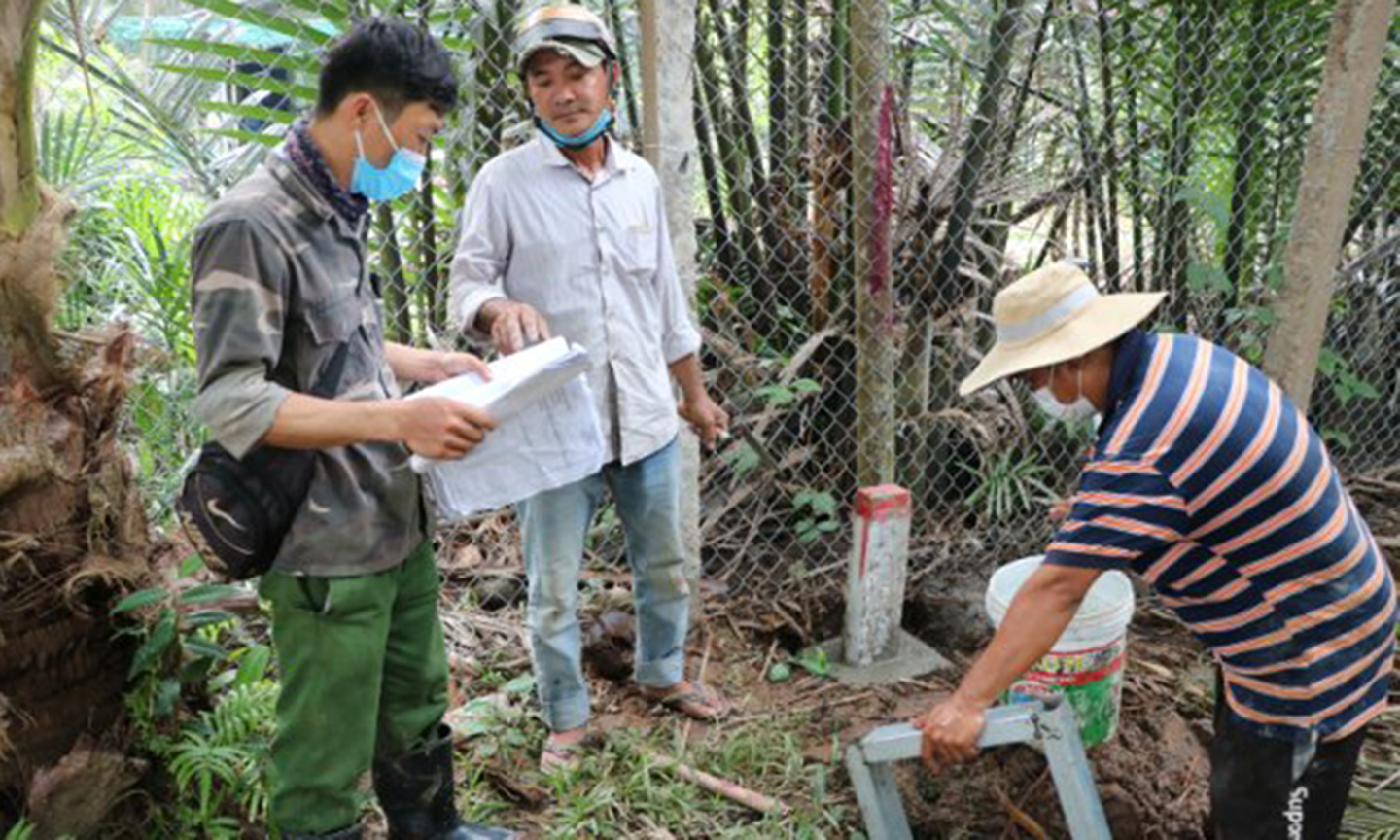 Cơ quan chức năng cắm mốc giải phóng mặt bằng tại dự án Cầu Rạch Miễu 2 (đoạn qua địa phận huyện Châu Thành, tỉnh Bến Tre).