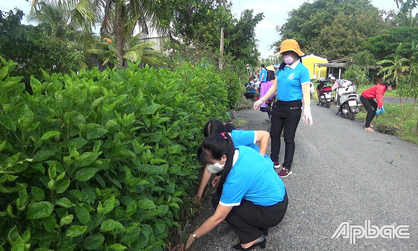 Hội viên phụ nữ cùng người dân địa phương tích cực trồng hoa trên các tuyến đường